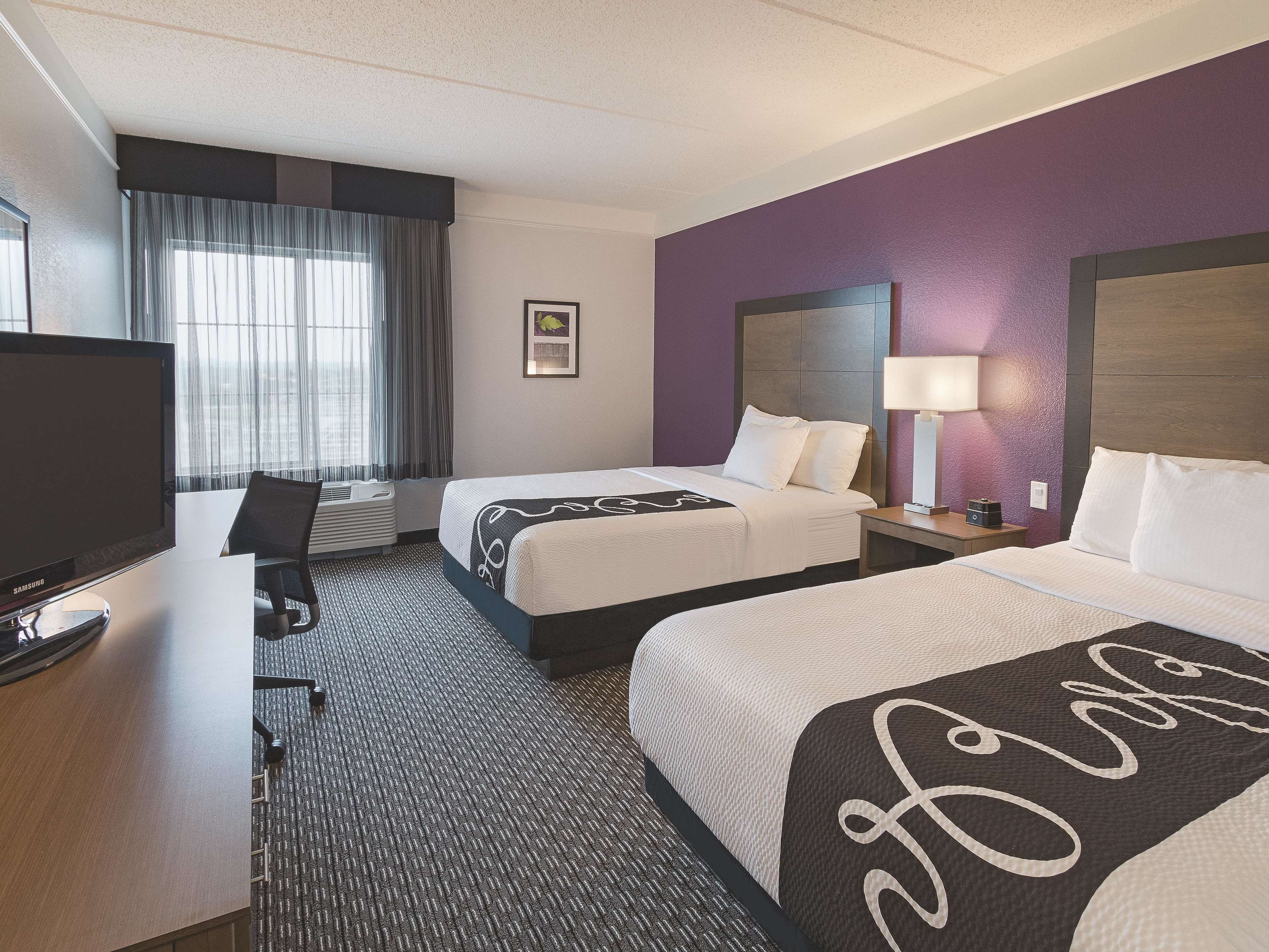La Quinta Inn & Suites by Wyndham Arlington North 6 Flags Dr