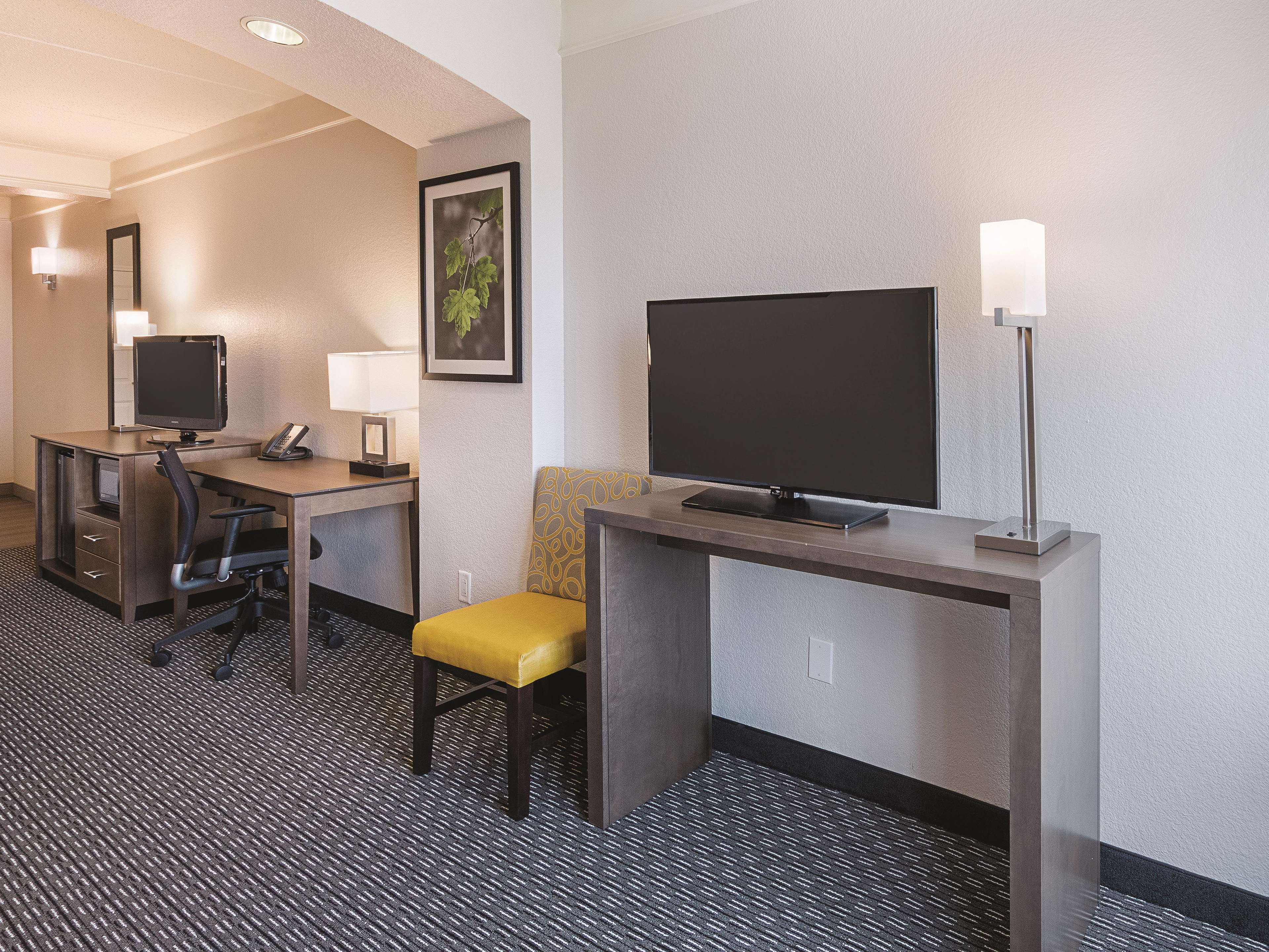 La Quinta Inn & Suites by Wyndham Arlington North 6 Flags Dr