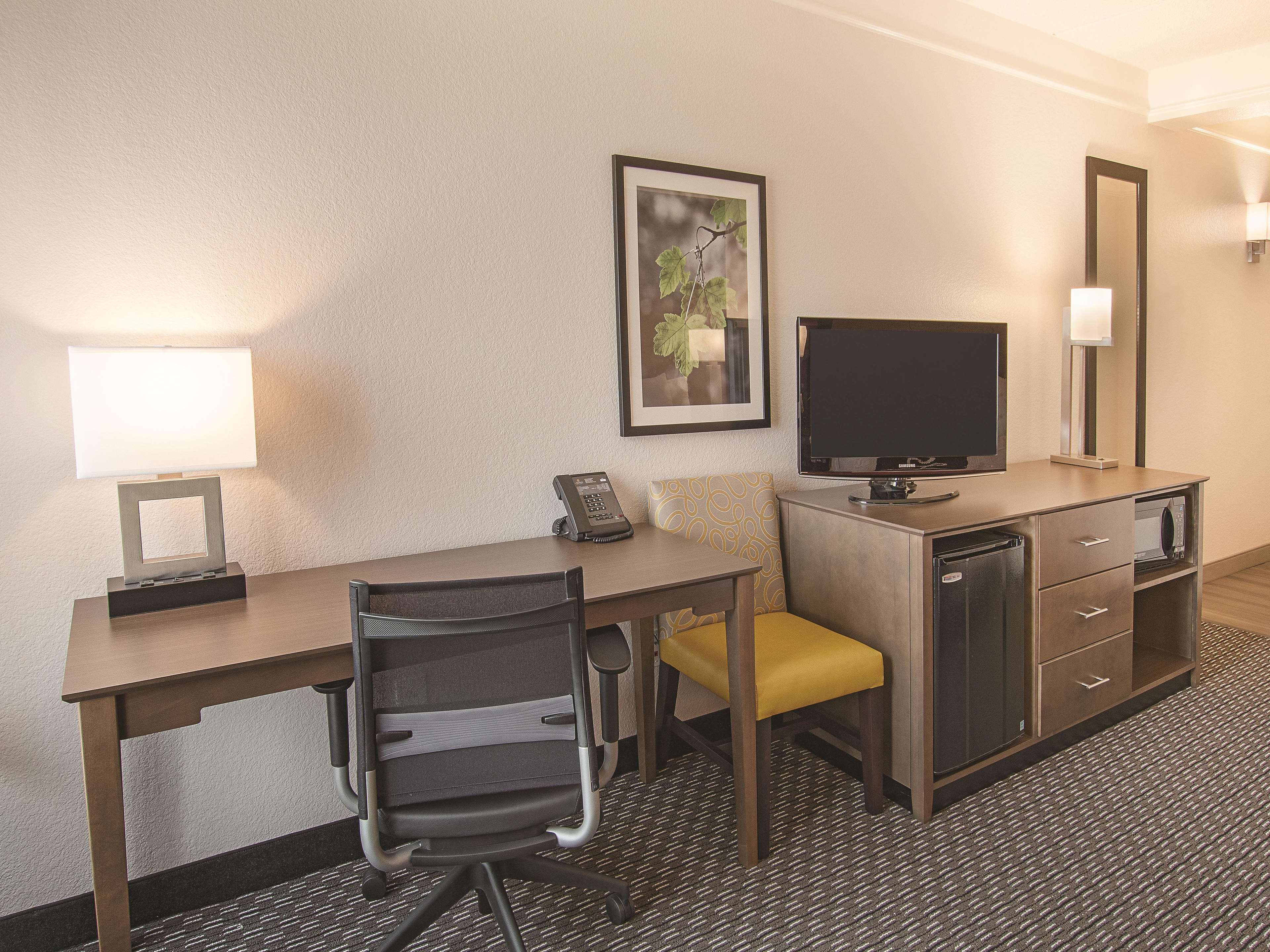 La Quinta Inn & Suites by Wyndham Arlington North 6 Flags Dr
