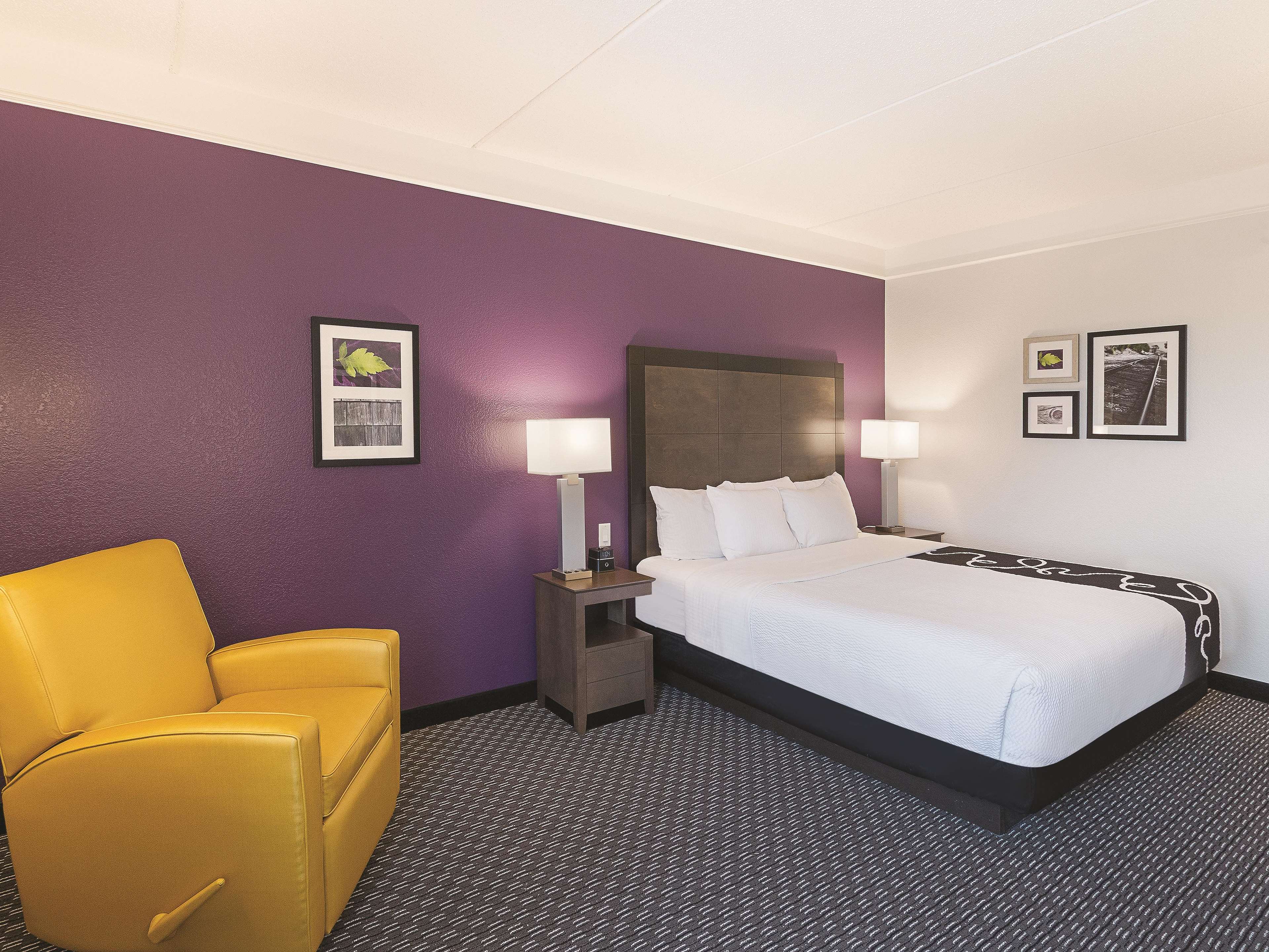 La Quinta Inn & Suites by Wyndham Arlington North 6 Flags Dr