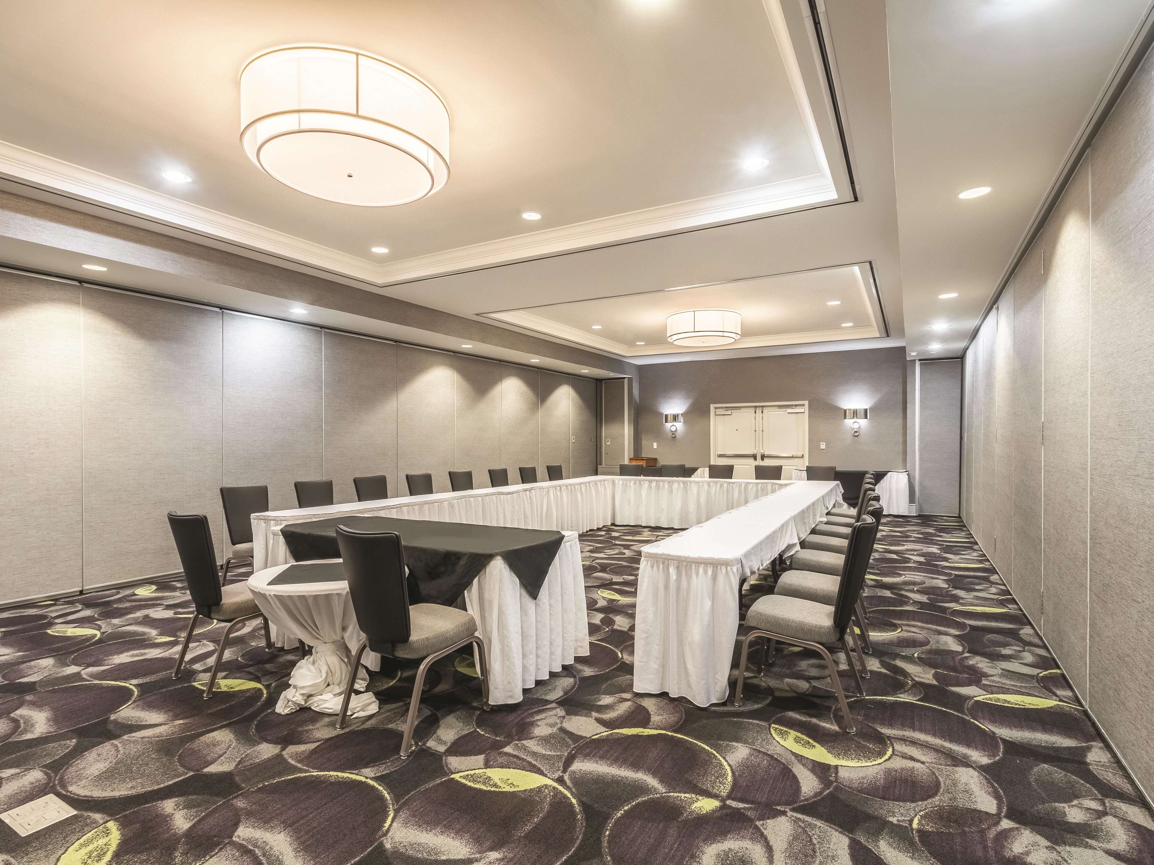 La Quinta Inn & Suites by Wyndham Arlington North 6 Flags Dr