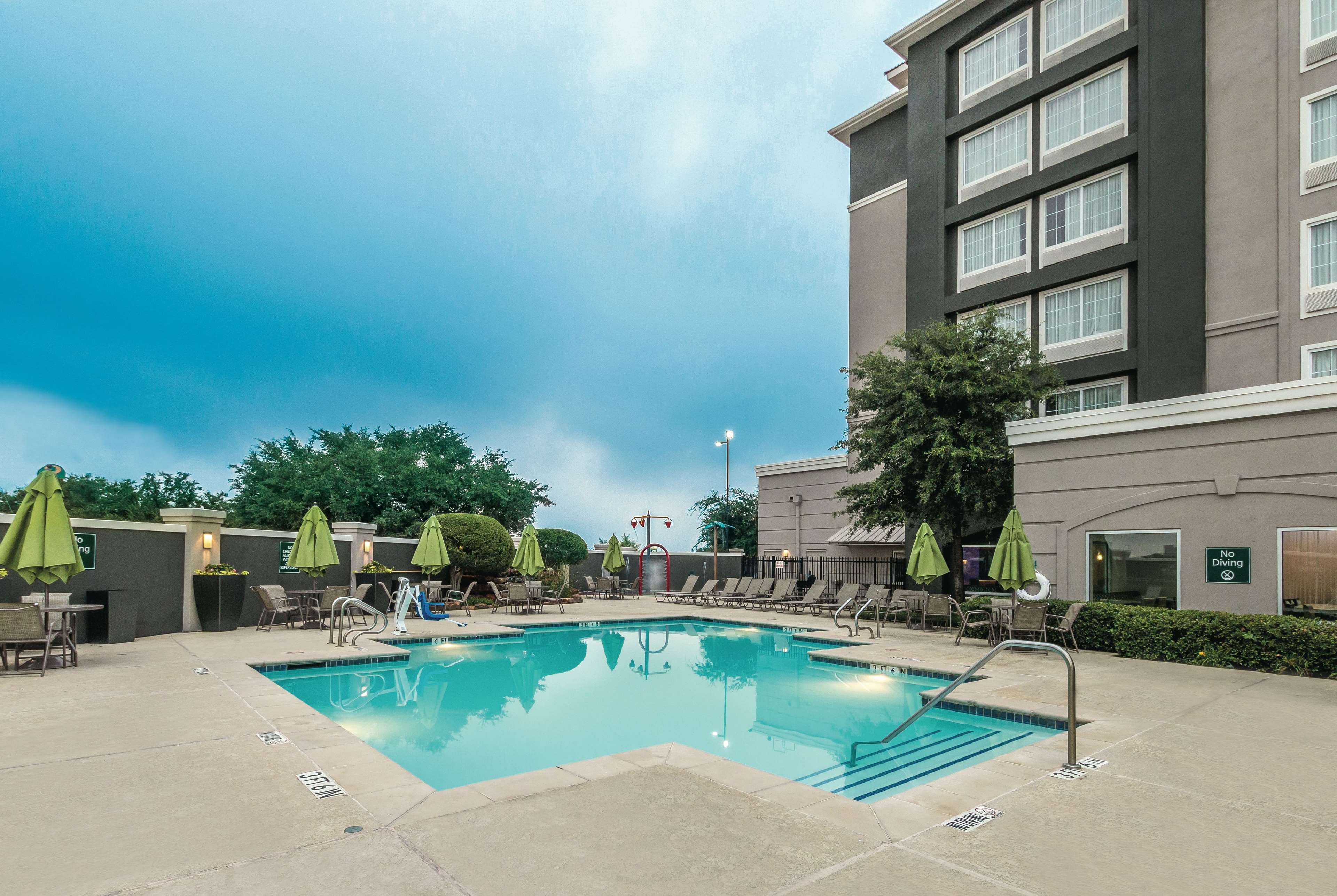 La Quinta Inn & Suites by Wyndham Arlington North 6 Flags Dr