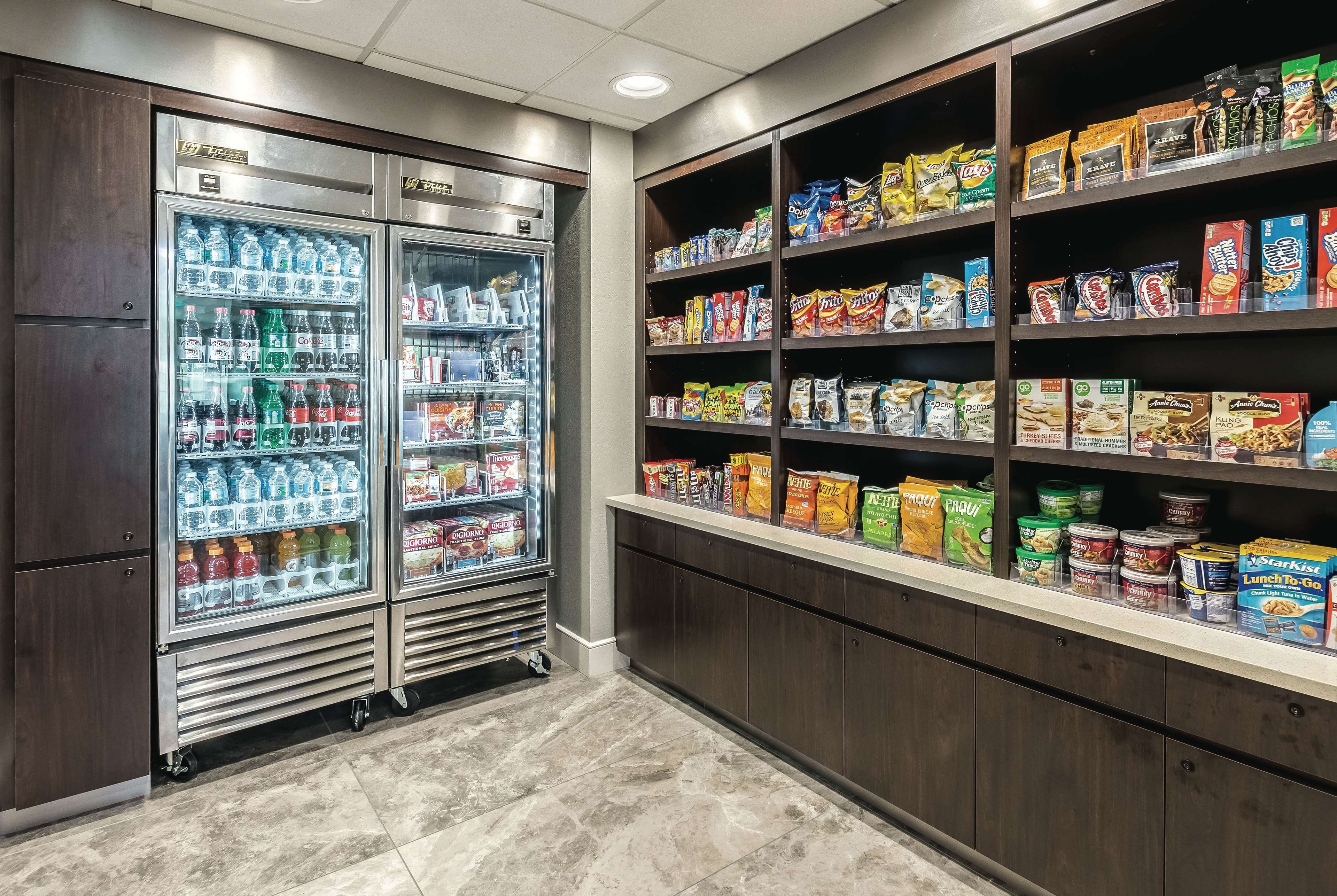 La Quinta Inn & Suites by Wyndham Arlington North 6 Flags Dr