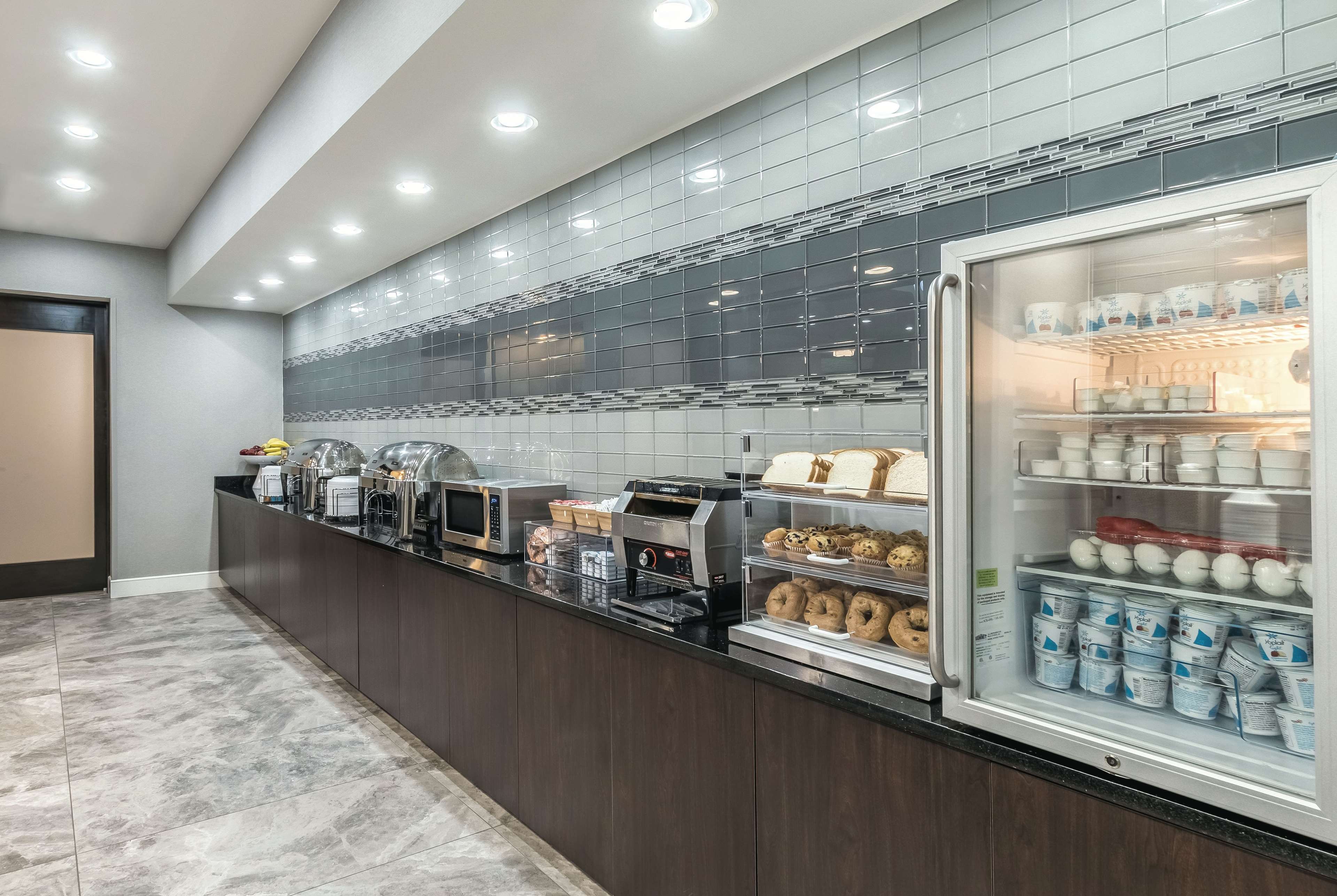 La Quinta Inn & Suites by Wyndham Arlington North 6 Flags Dr
