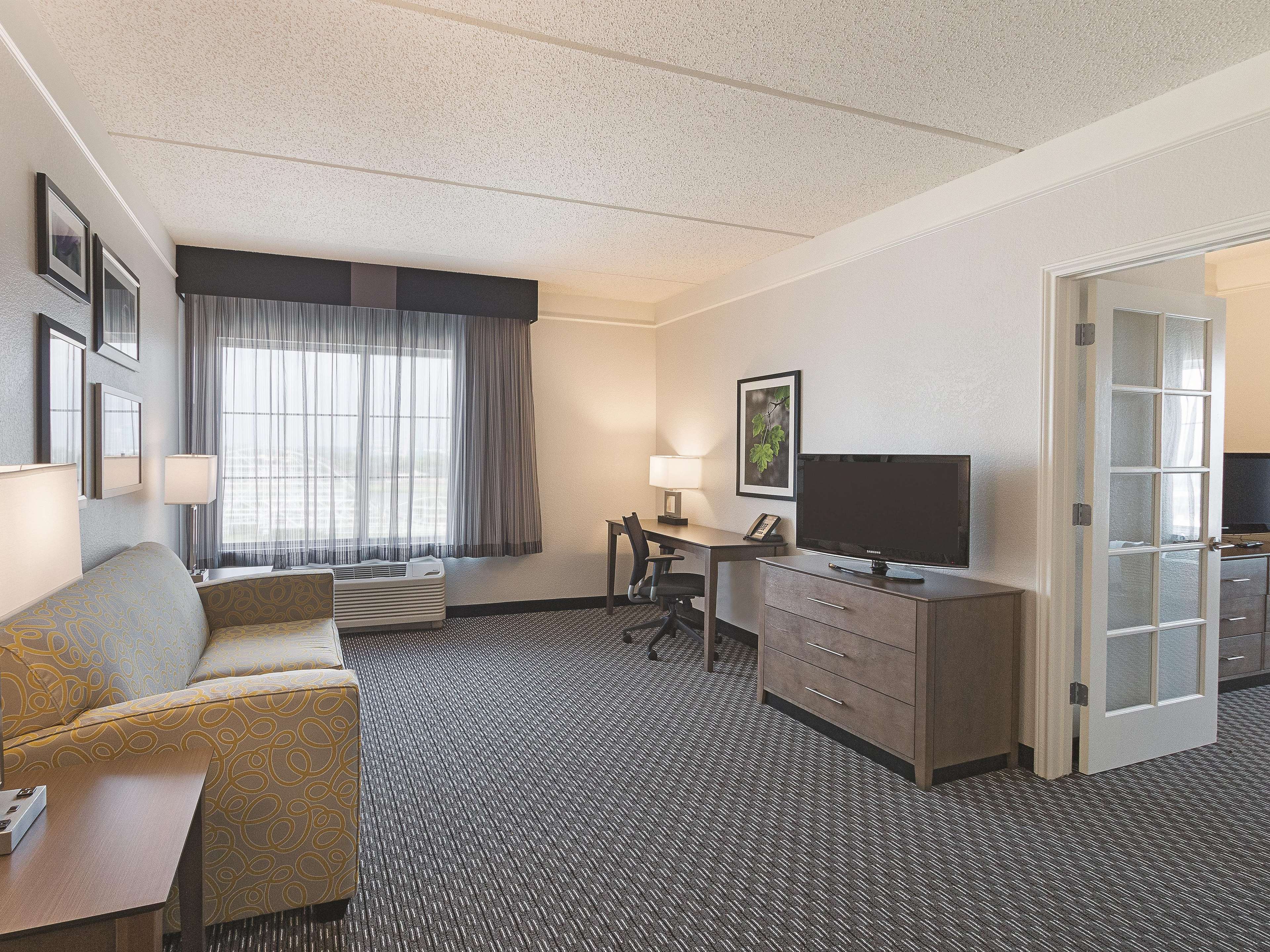 La Quinta Inn & Suites by Wyndham Arlington North 6 Flags Dr