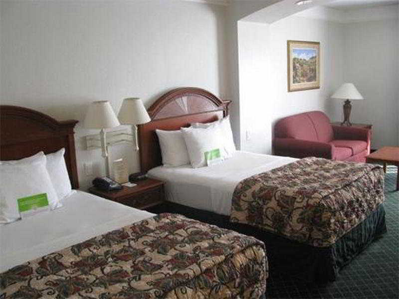 La Quinta Inn & Suites by Wyndham Arlington North 6 Flags Dr