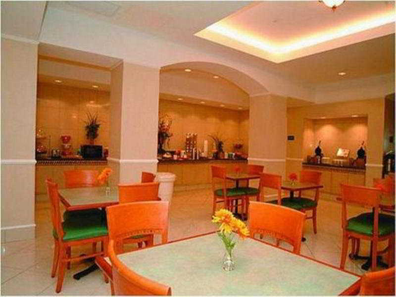 La Quinta Inn & Suites by Wyndham Arlington North 6 Flags Dr