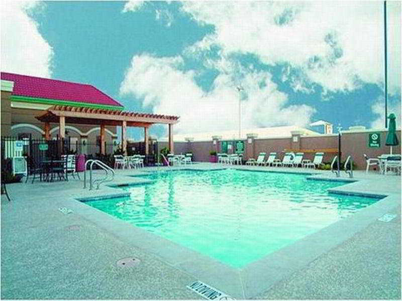 La Quinta Inn & Suites by Wyndham Arlington North 6 Flags Dr