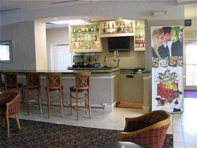 La Quinta Inn & Suites by Wyndham Arlington North 6 Flags Dr