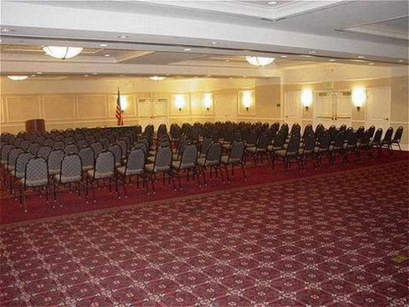 La Quinta Inn & Suites by Wyndham Arlington North 6 Flags Dr