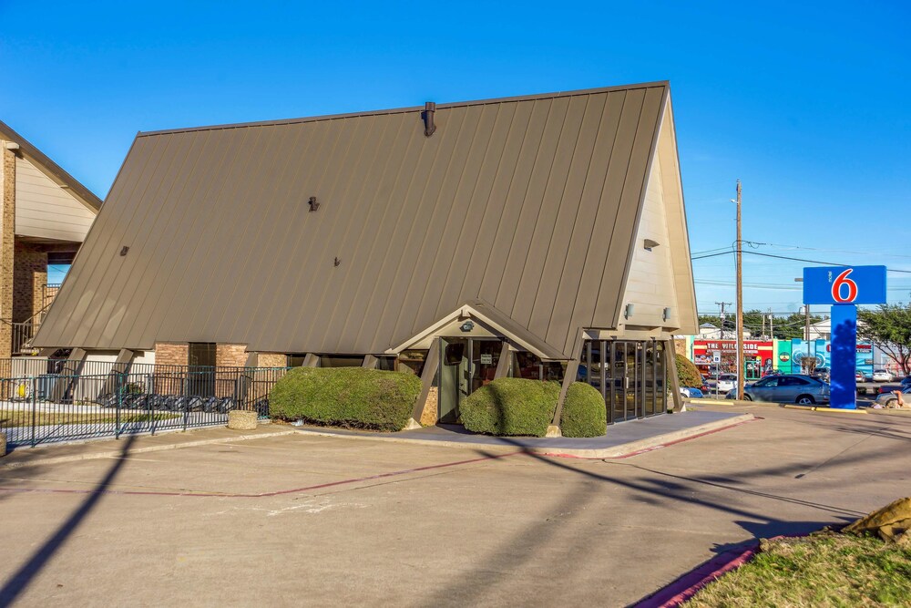 Motel 6 Arlington TX-UTA