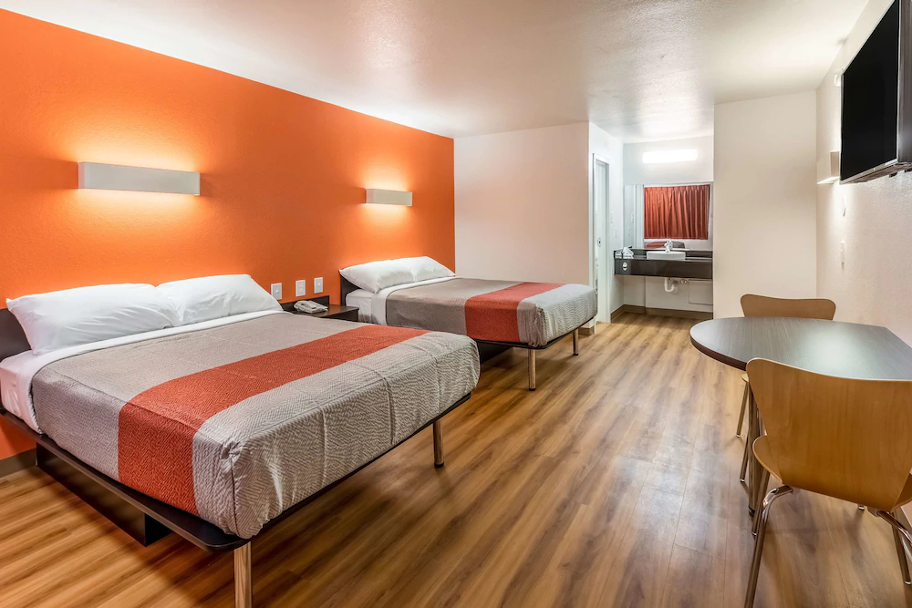 Motel 6 Arlington TX-UTA