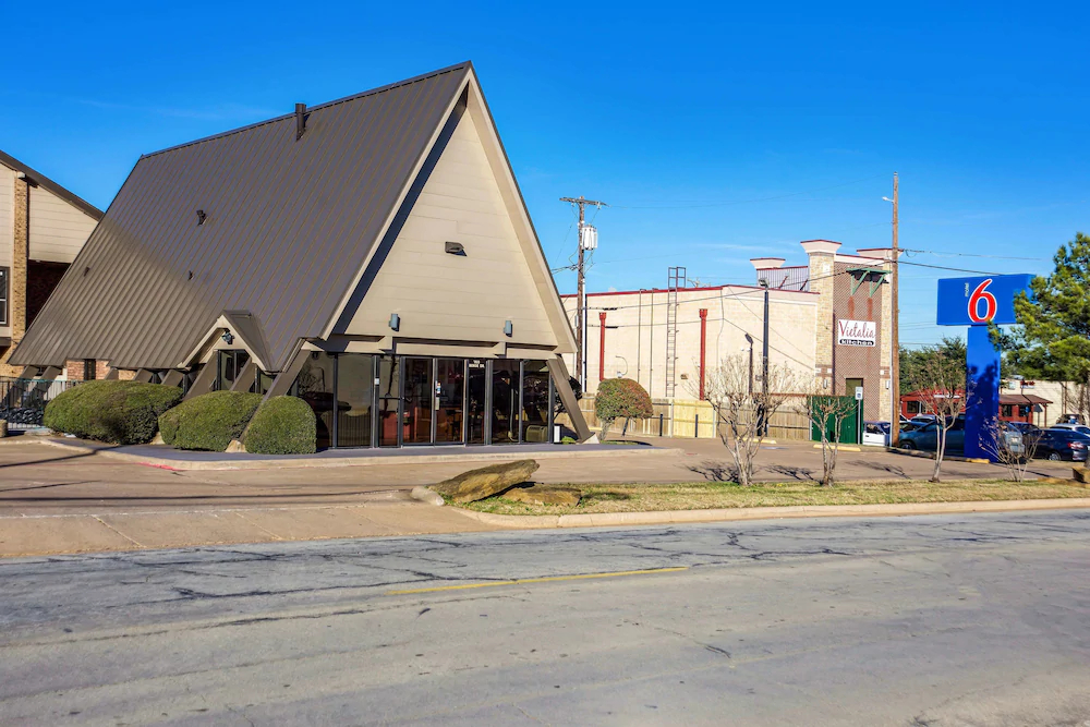 Motel 6 Arlington TX-UTA