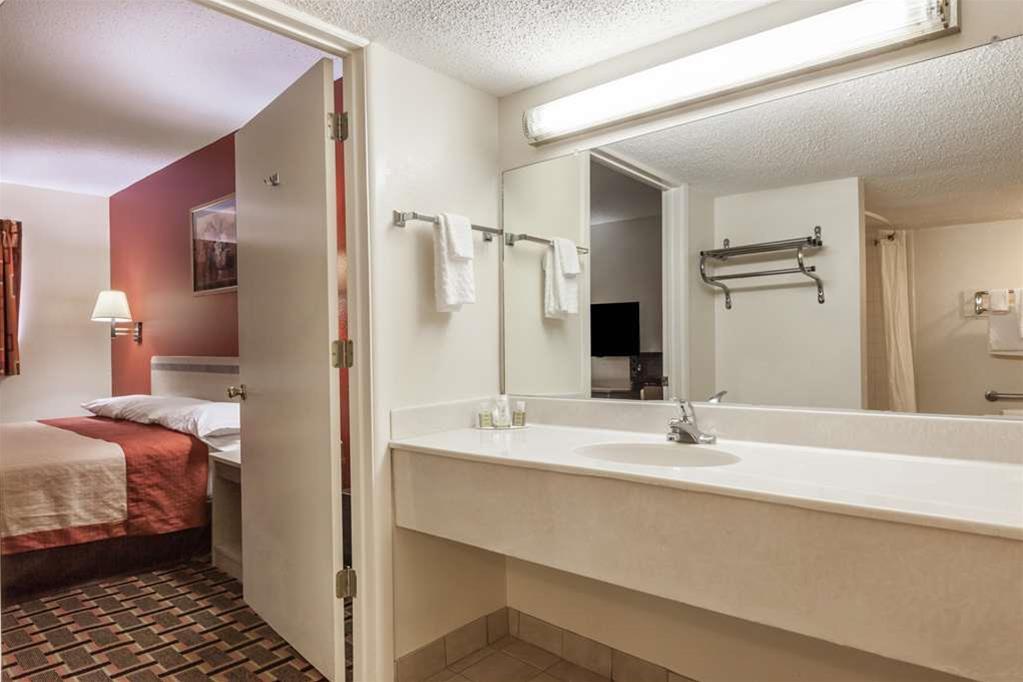 Super 8 by Wyndham Athens TX