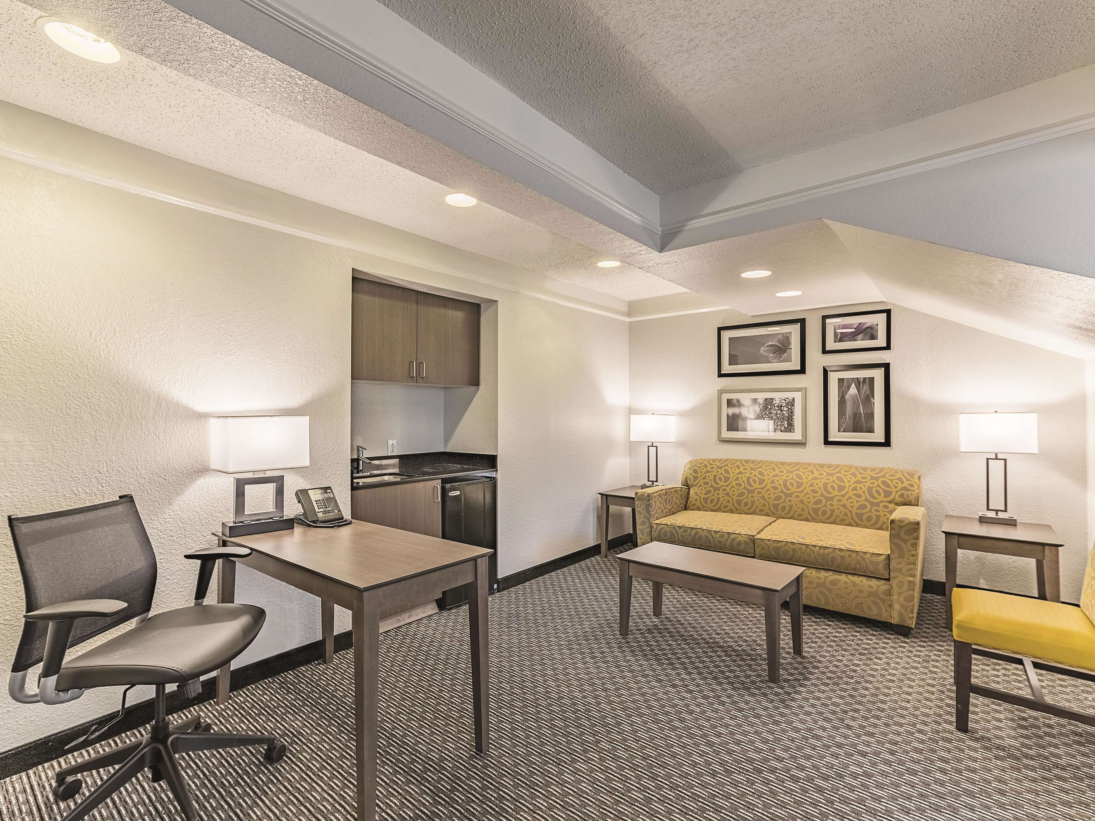 La Quinta Inn & Suites by Wyndham Austin Near The Domain