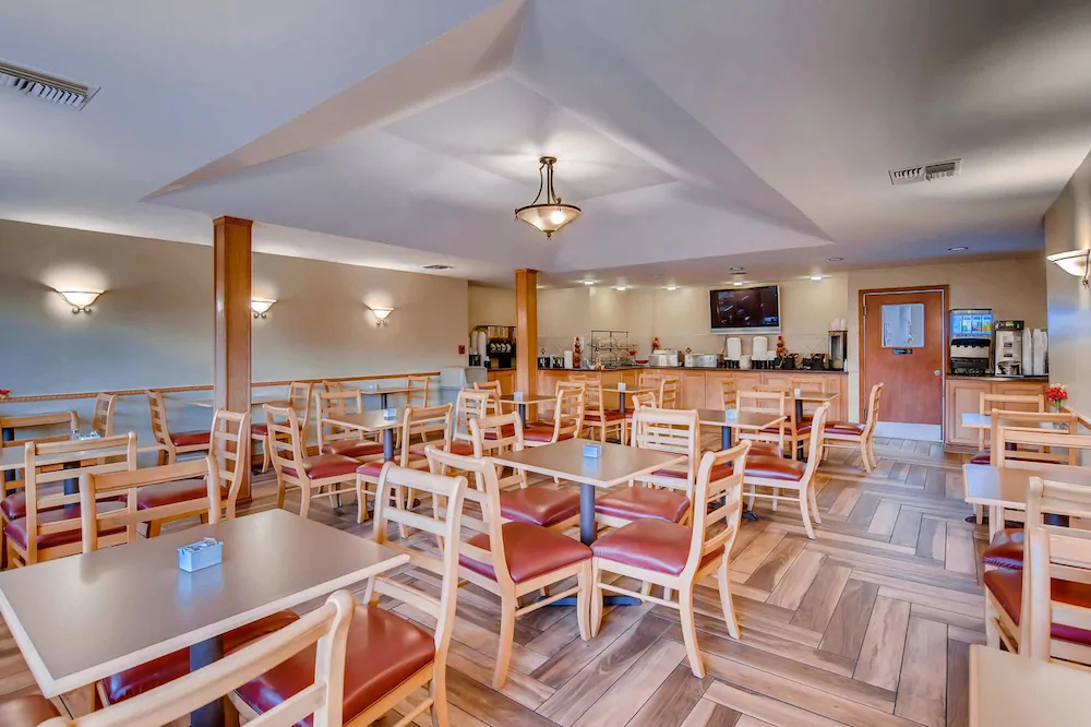 Orangewood Inn & Suites