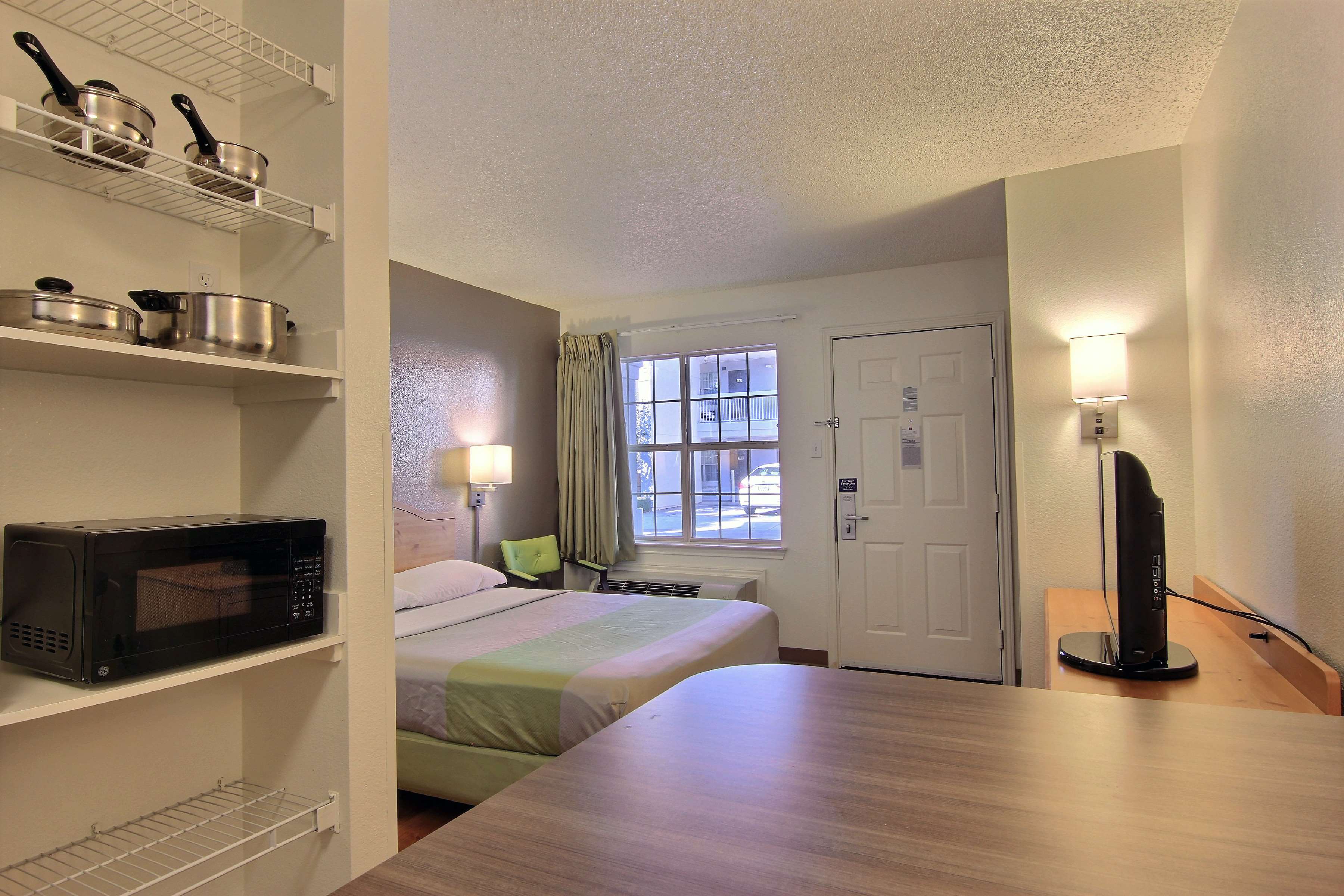 Studio 6 Austin Midtown