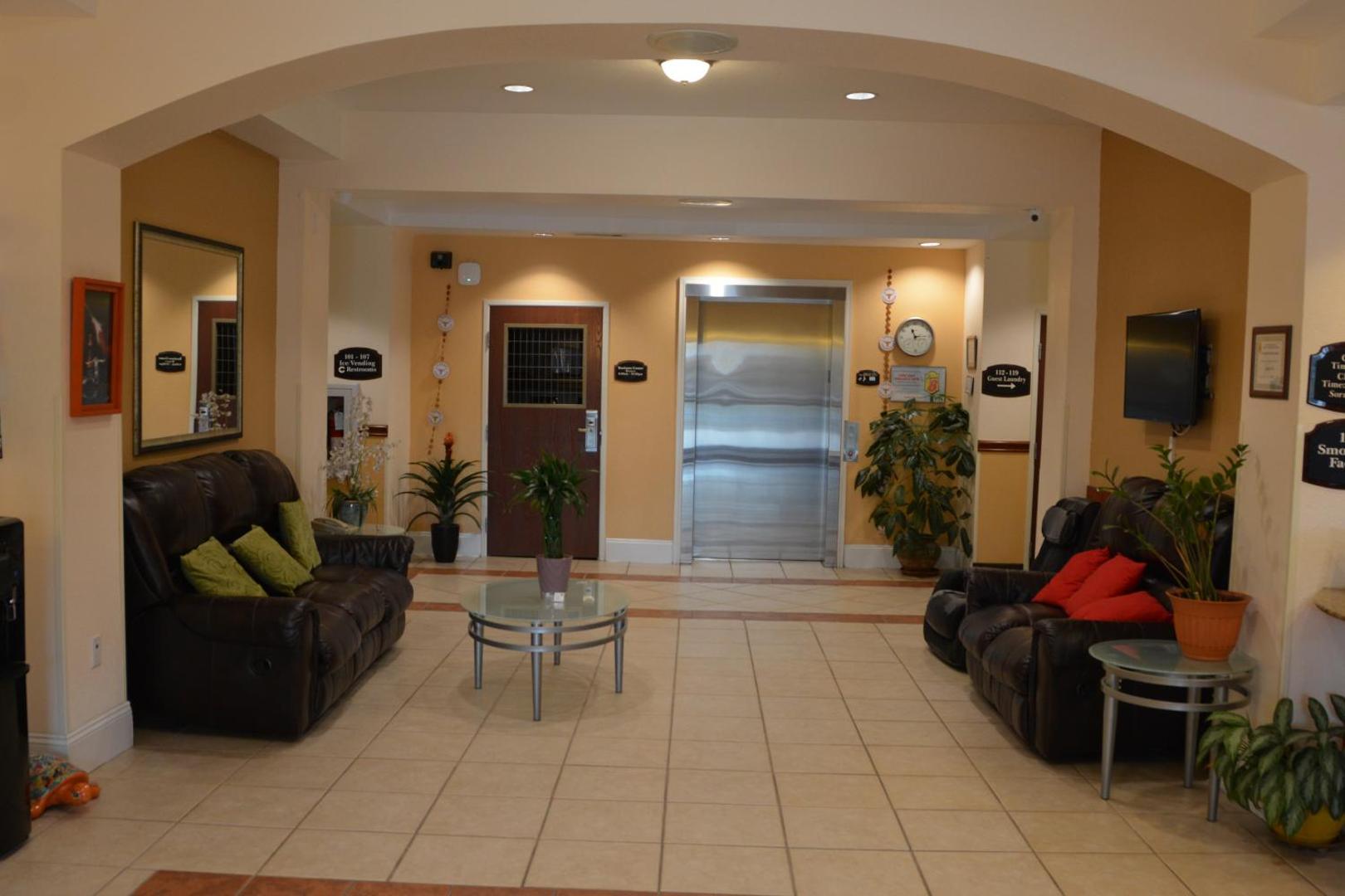 Super 8 by Wyndham Austin/Airport South