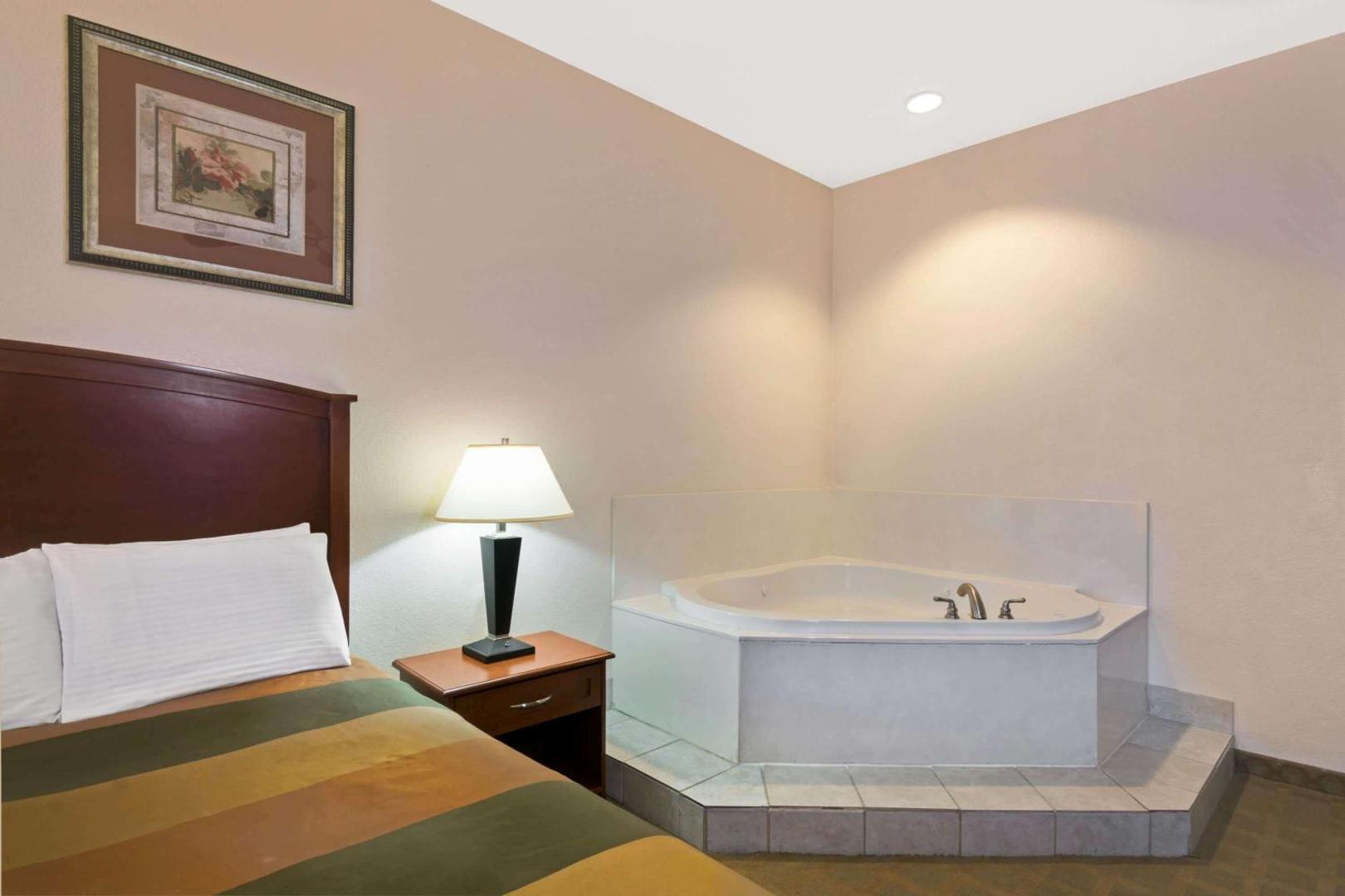 Super 8 by Wyndham Austin/Airport South