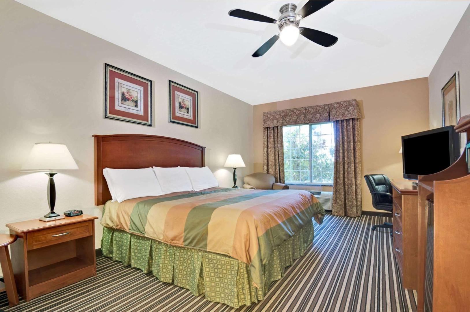 Super 8 by Wyndham Austin/Airport South