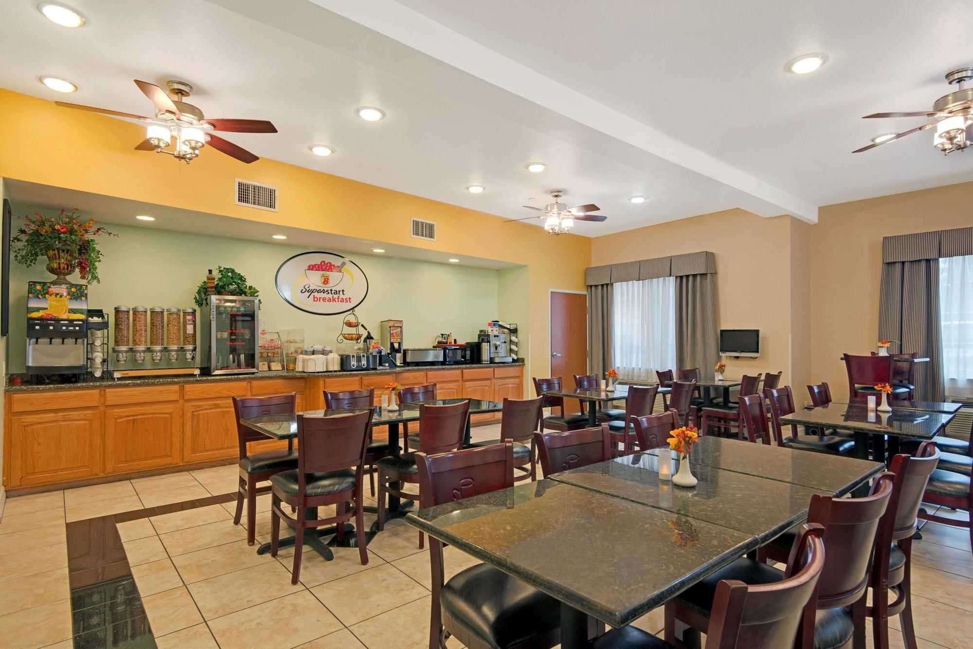 Super 8 by Wyndham Austin/Airport North