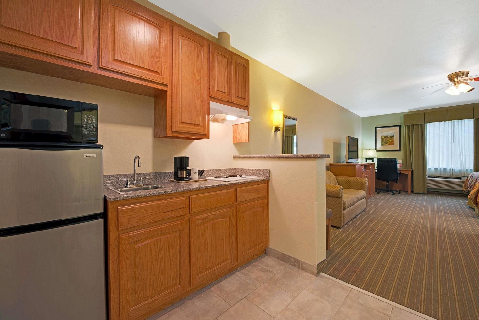 Super 8 by Wyndham Austin/Airport North