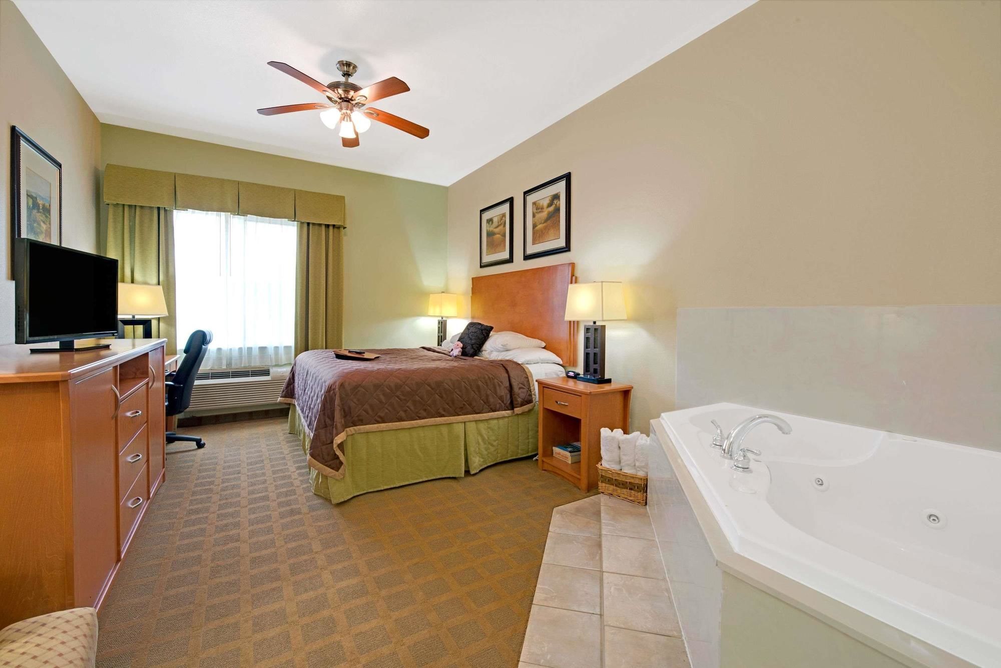 Super 8 by Wyndham Austin/Airport North