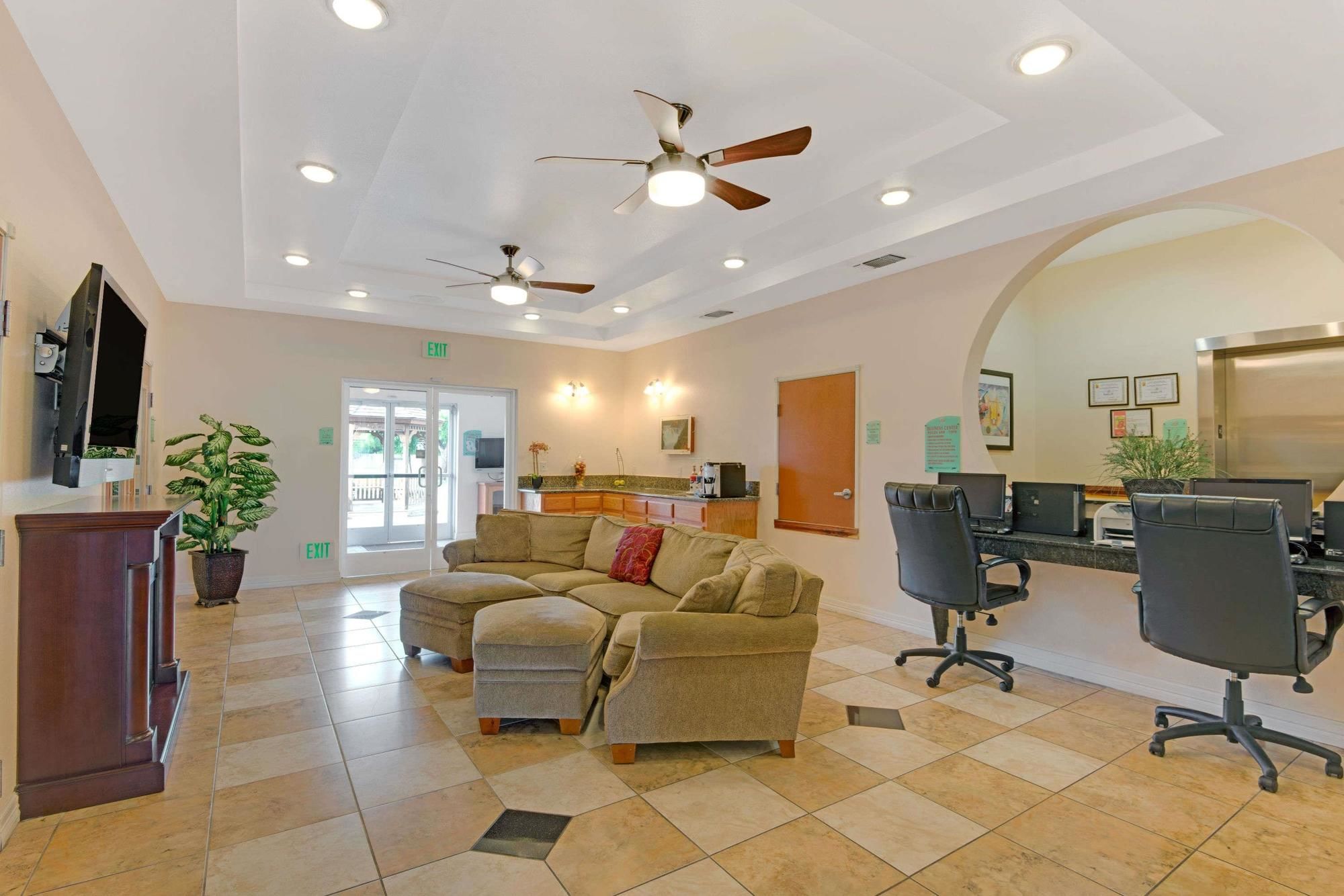 Super 8 by Wyndham Austin/Airport North
