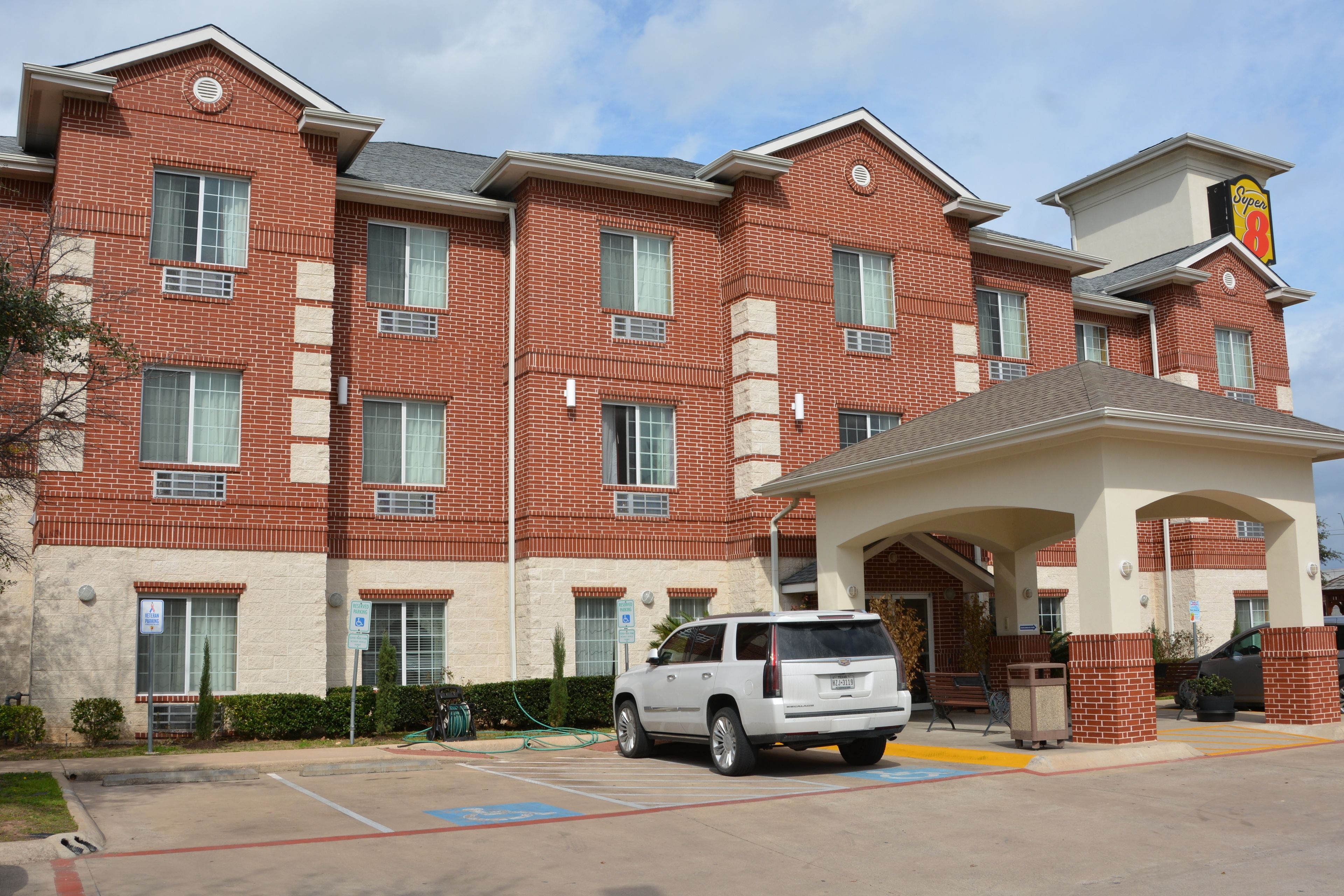 Super 8 by Wyndham Austin/Airport South