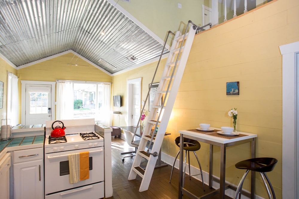Travis Heights Modern 1