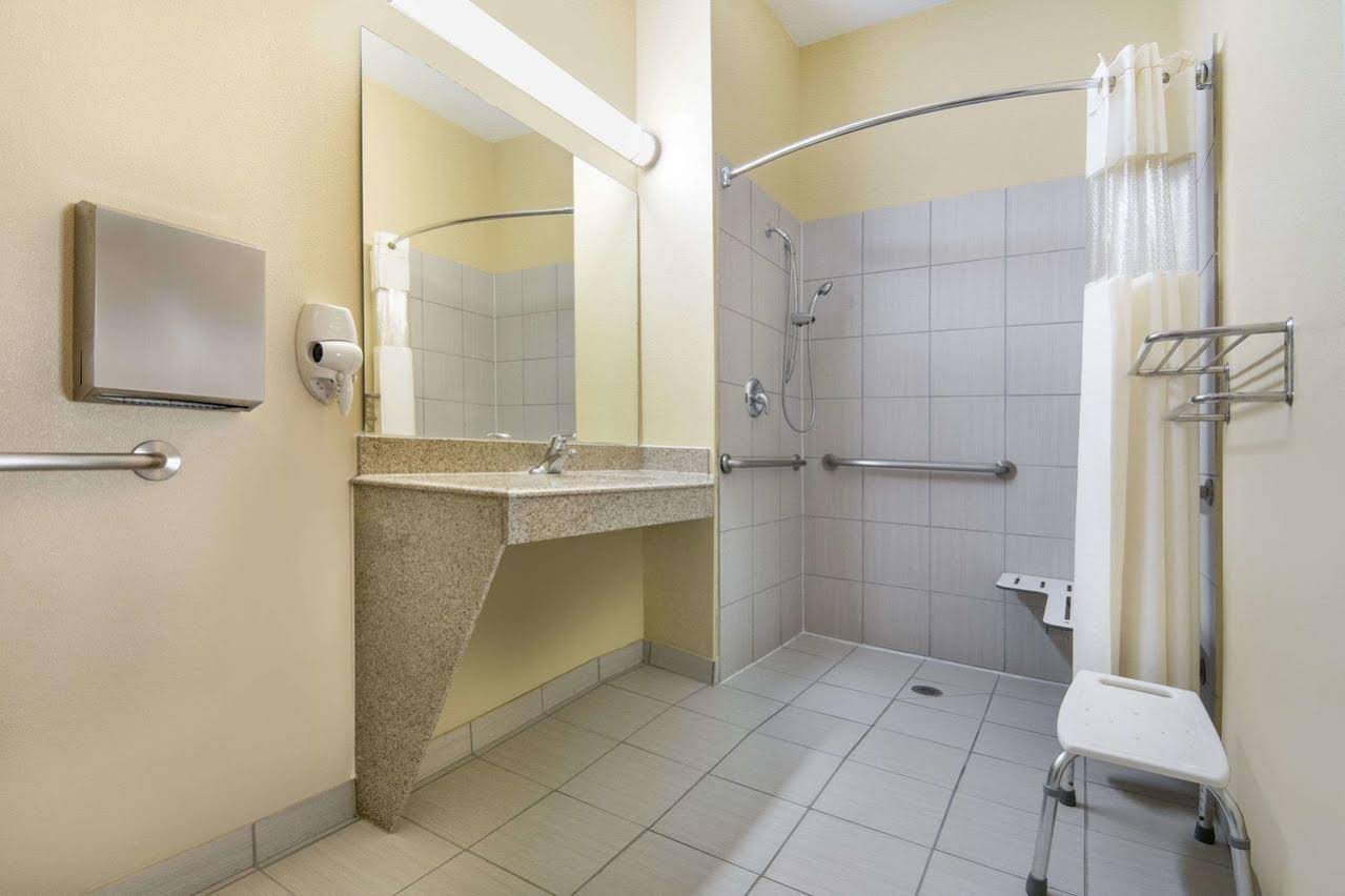Days Inn by Wyndham Baytown East
