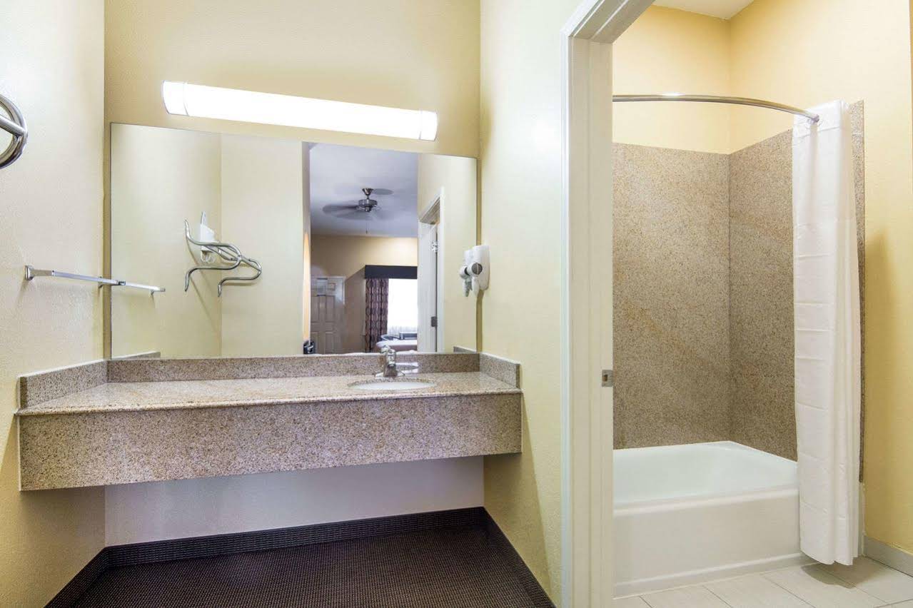 Days Inn by Wyndham Baytown East