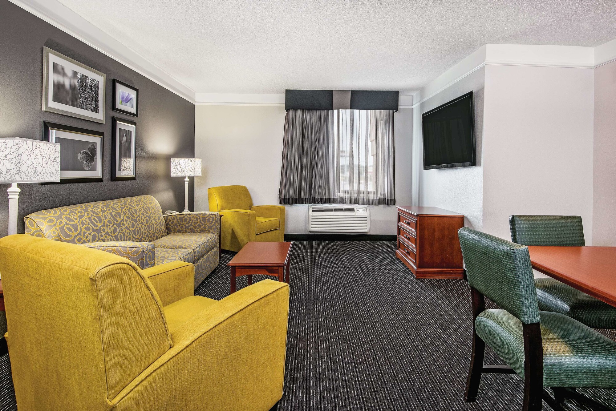 La Quinta Inn & Suites by Wyndham Houston Baytown East