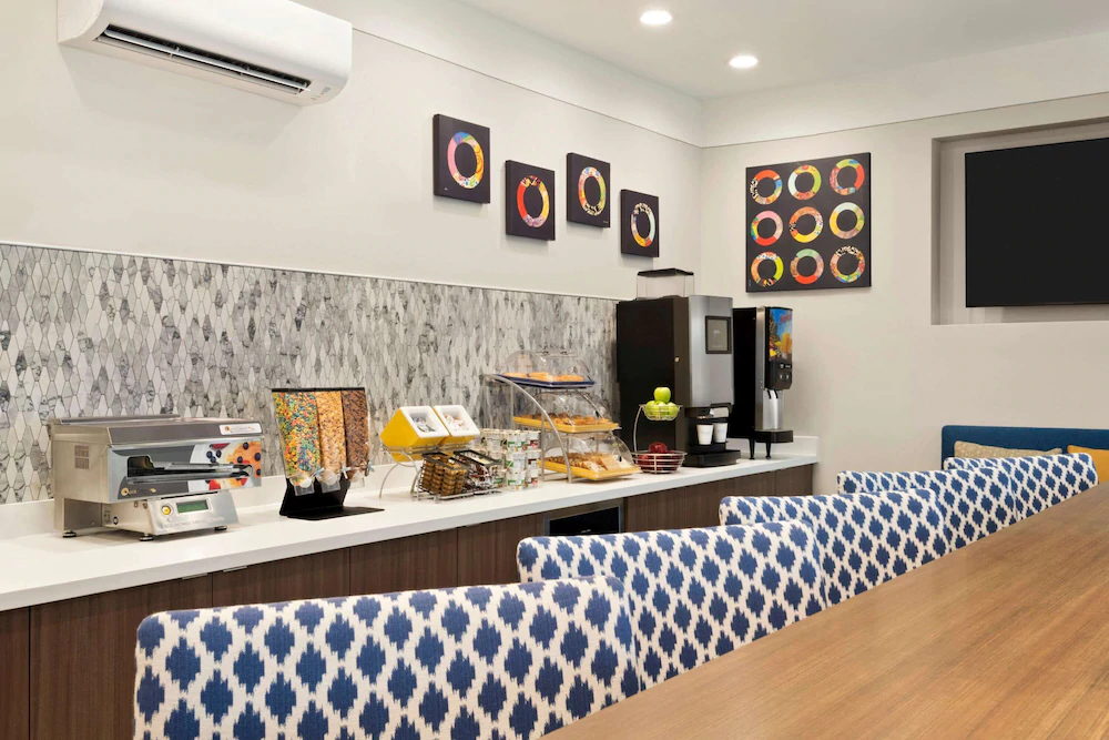 Days Inn & Suites by Wyndham Beaumont West / I-10 & Walden