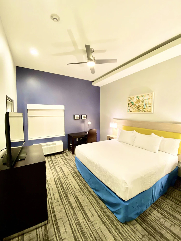 Days Inn & Suites by Wyndham Beaumont West / I-10 & Walden