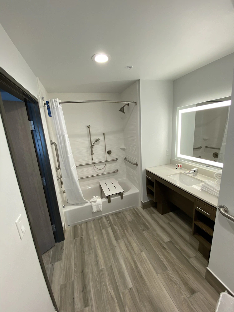 Days Inn & Suites by Wyndham Beaumont West / I-10 & Walden