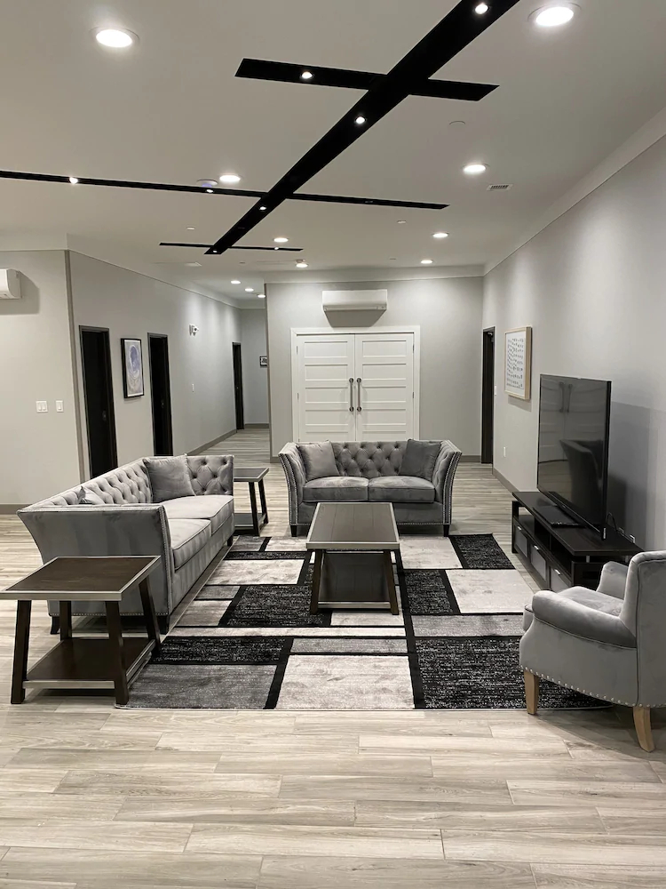 Days Inn & Suites by Wyndham Beaumont West / I-10 & Walden