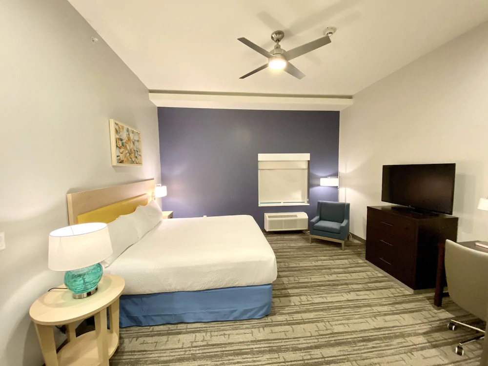 Days Inn & Suites by Wyndham Beaumont West / I-10 & Walden