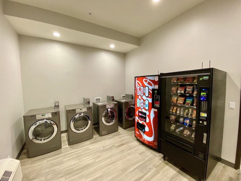 Days Inn & Suites by Wyndham Beaumont West / I-10 & Walden