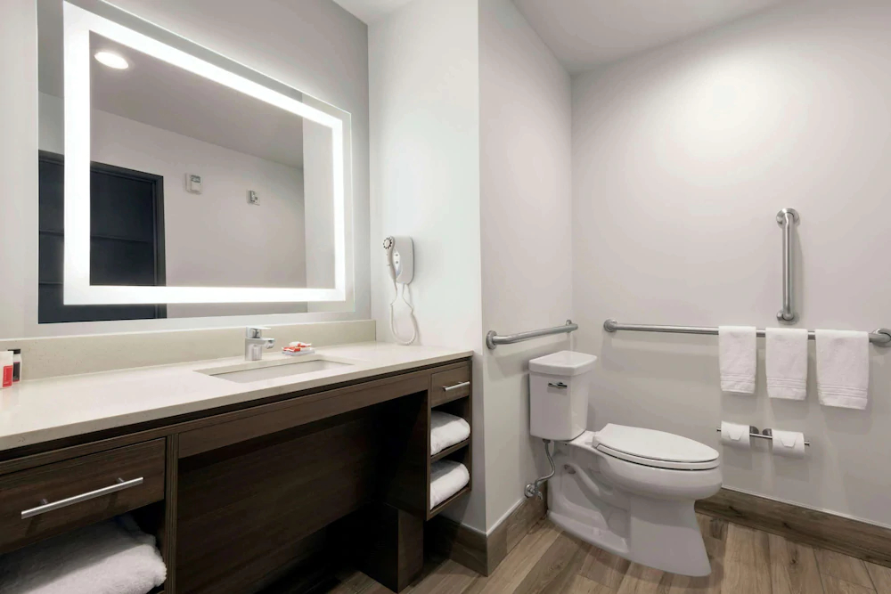 Days Inn & Suites by Wyndham Beaumont West / I-10 & Walden