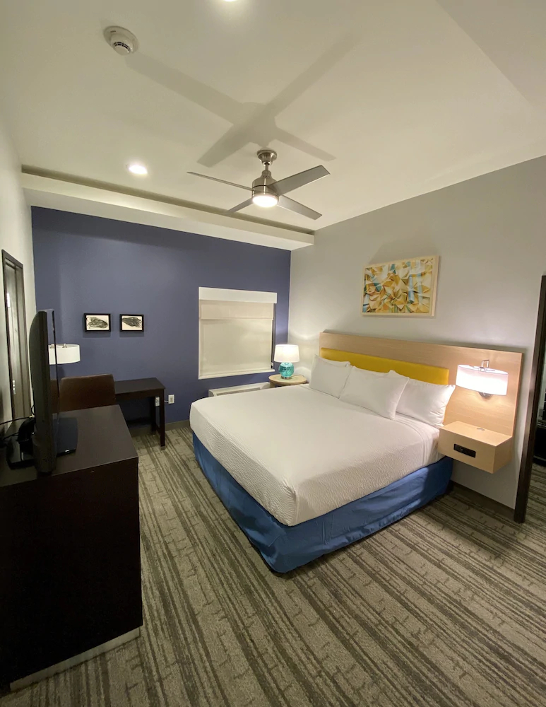Days Inn & Suites by Wyndham Beaumont West / I-10 & Walden