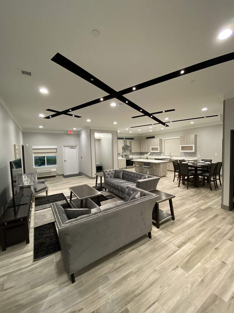 Days Inn & Suites by Wyndham Beaumont West / I-10 & Walden