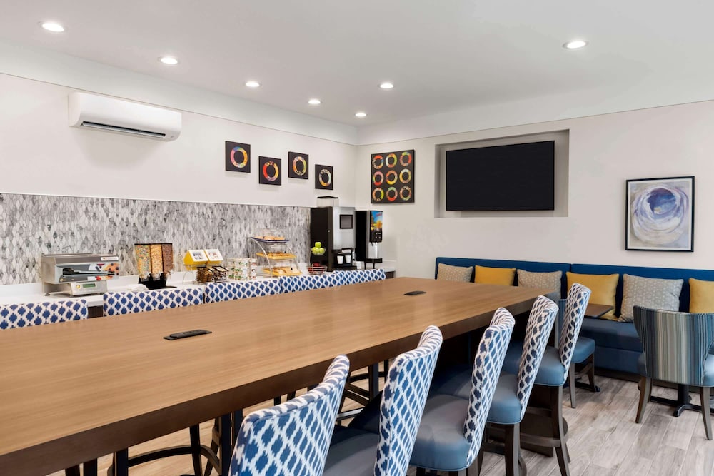 Days Inn & Suites by Wyndham Beaumont West / I-10 & Walden