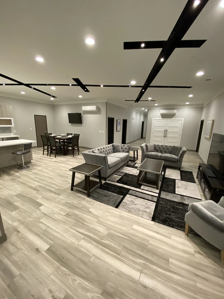 Days Inn & Suites by Wyndham Beaumont West / I-10 & Walden