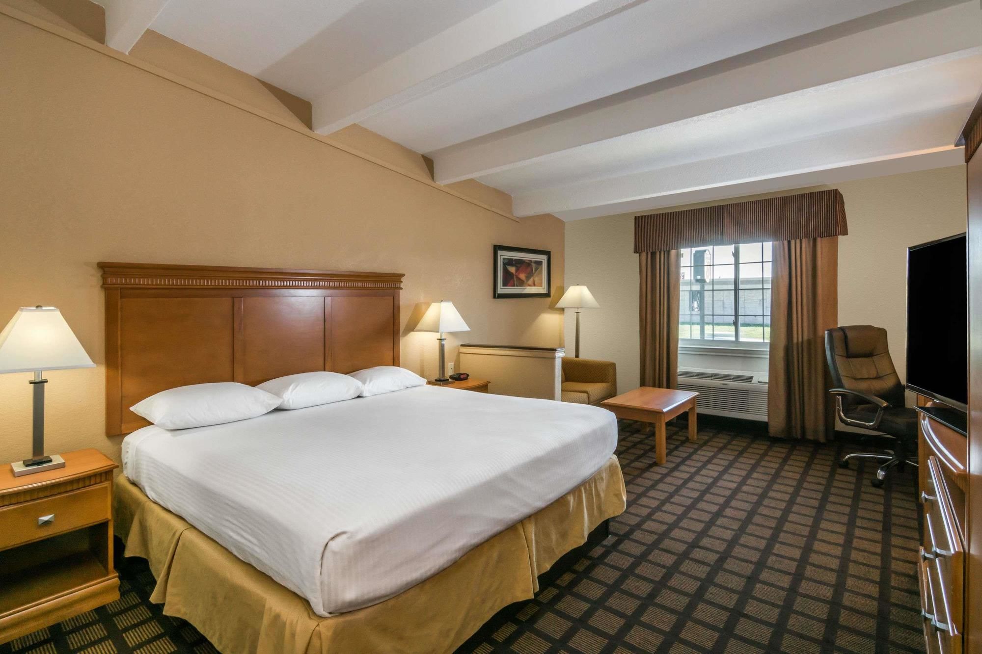 Super 8 by Wyndham Beaumont