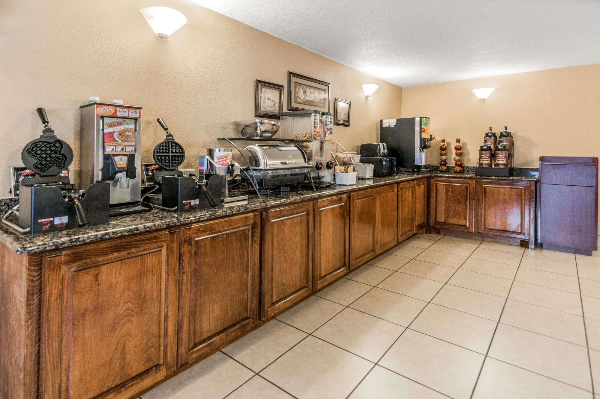 Super 8 by Wyndham Beaumont