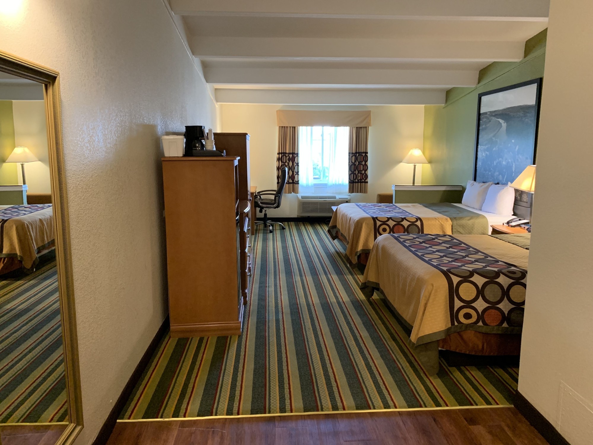 Super 8 by Wyndham Beaumont