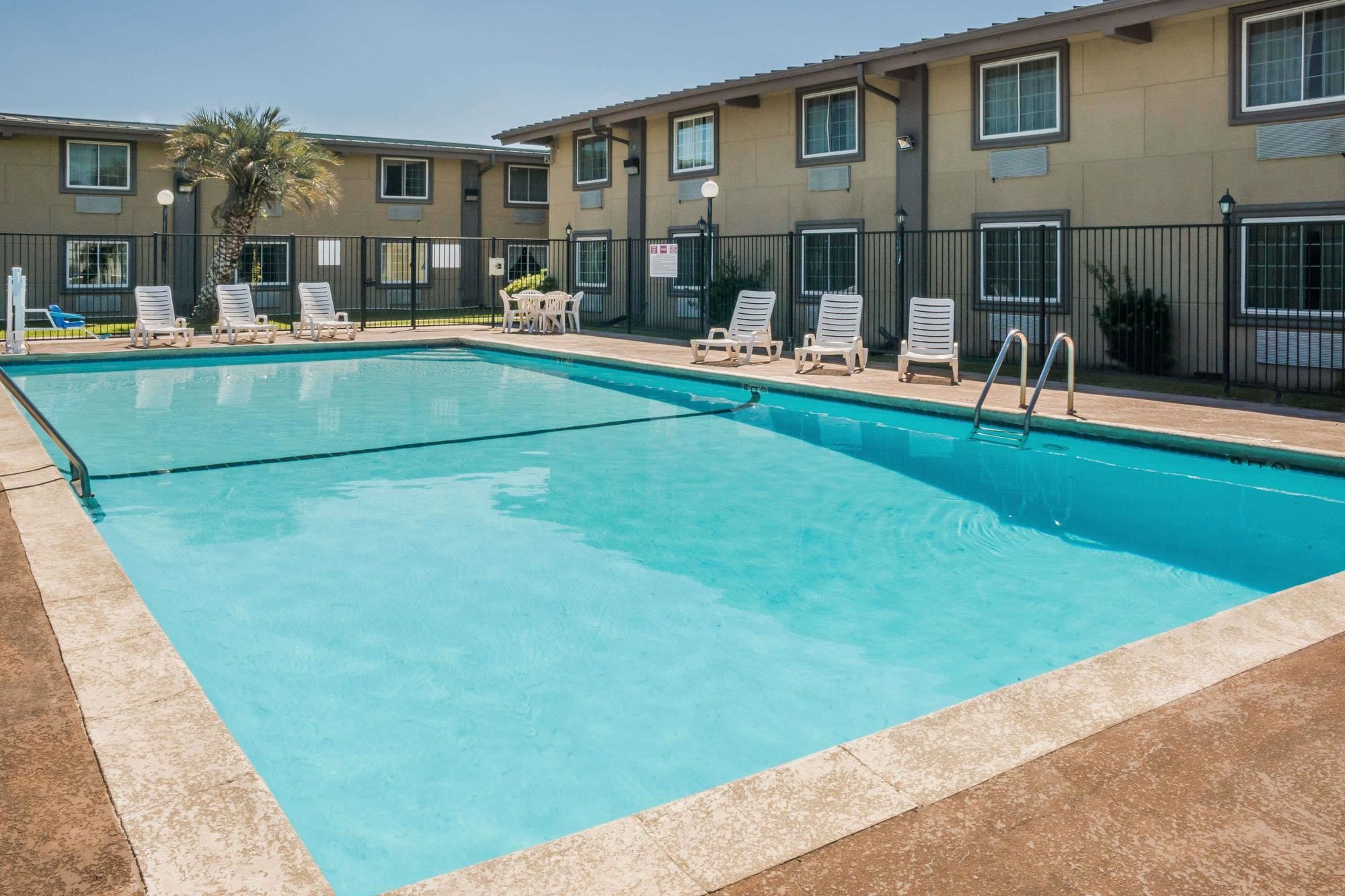 Super 8 by Wyndham Beaumont