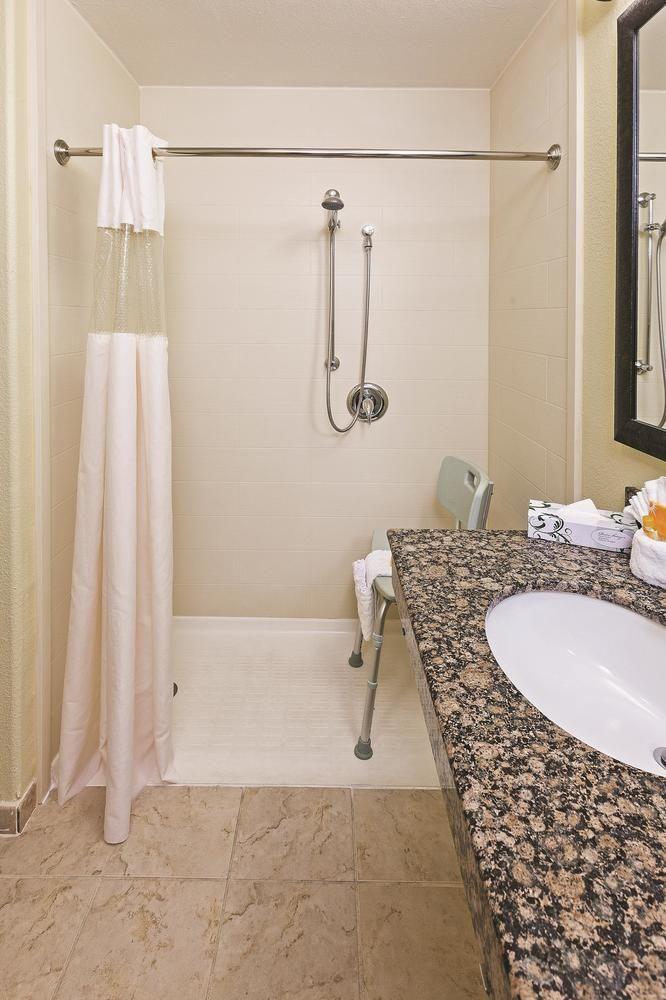 La Quinta Inn & Suites by Wyndham DFW Airport West - Bedford