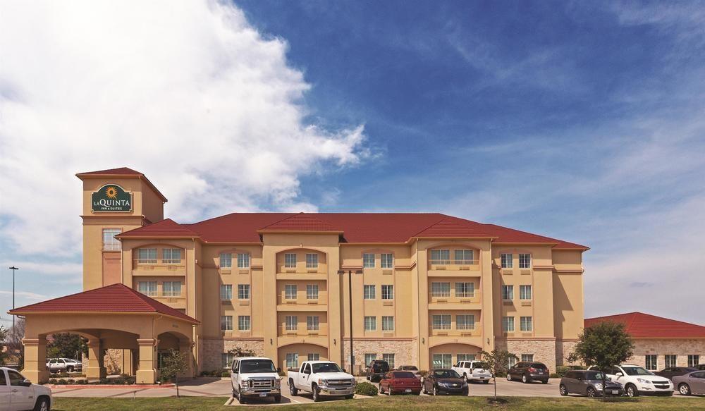 La Quinta Inn & Suites by Wyndham DFW Airport West - Bedford